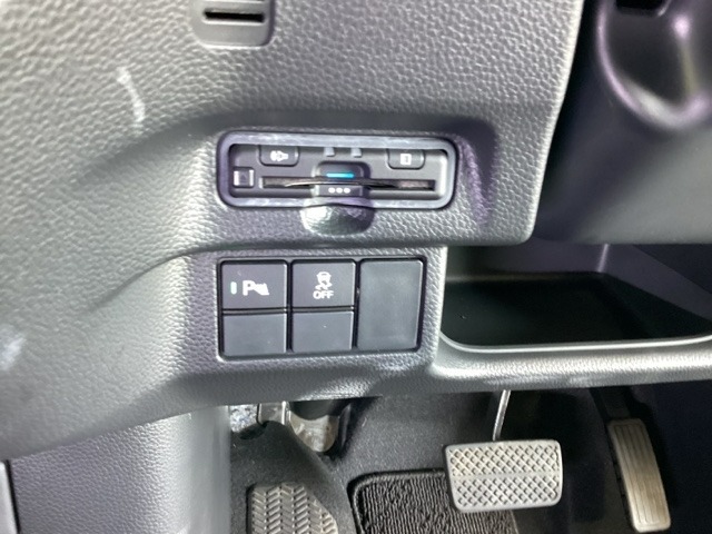 ハンドルの左下にETCとHondaセンシング用のVSA解除スイッチなどがついています。高速道路の料金所の通過も楽々です。　カードの取り出しもしやすい場所についています。