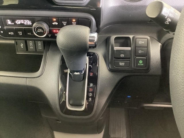 CVT車のセレクトレバーです。低速から高速まで、変速ショックのないスムーズな走りと、エンジン効率のよい領域を維持して燃費にも貢献します。サイドブレーキはスイッチ操作の電子制御パーキングブレーキです。