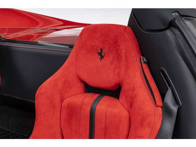 外装色はRosso Corsa、内装色はRosso Ferrariの組み合わせでございます。