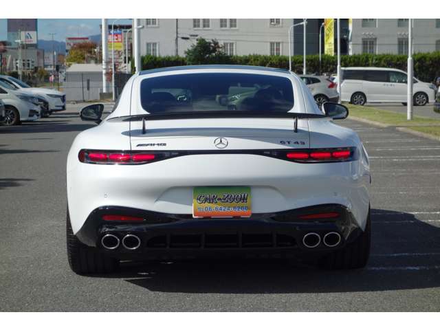 ワイド＆ローが強調されたパワフルなリアエンドスタイル