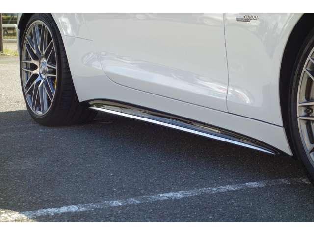 ブラック/メッキデザインのサイドシル