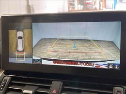 【パノラミックビューモニター】専用のカメラにより、上から見下ろしたような視点で360度クルマの周囲を確認することができます☆死角部分も確認しやすく、狭い場所での切り返しや駐車もスムーズに行えます。