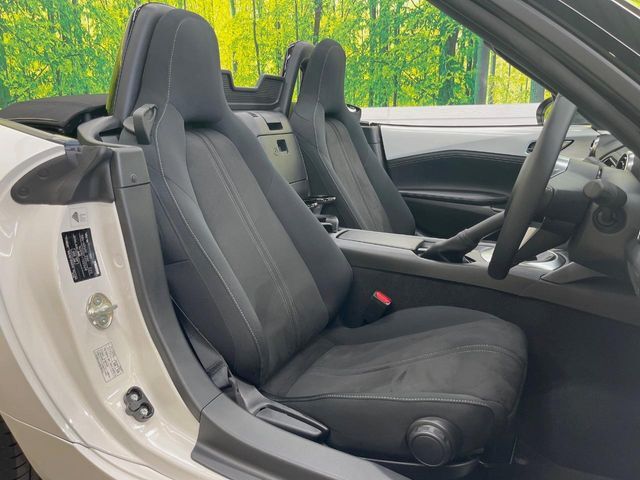 運転席まわりには十分なスペースがあり、大柄な方でもゆったり運転していただける環境です。