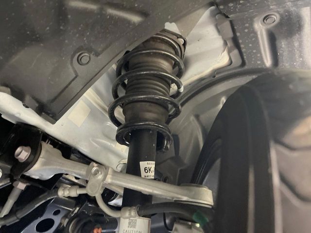 お車を安心してお乗りいただく為には、足回りの定期点検が欠かせません。サービスサポート（有償保証）では無料点検もご提供しており、安心のカーライフをお過ごしいただけるサポート体制が整っています。