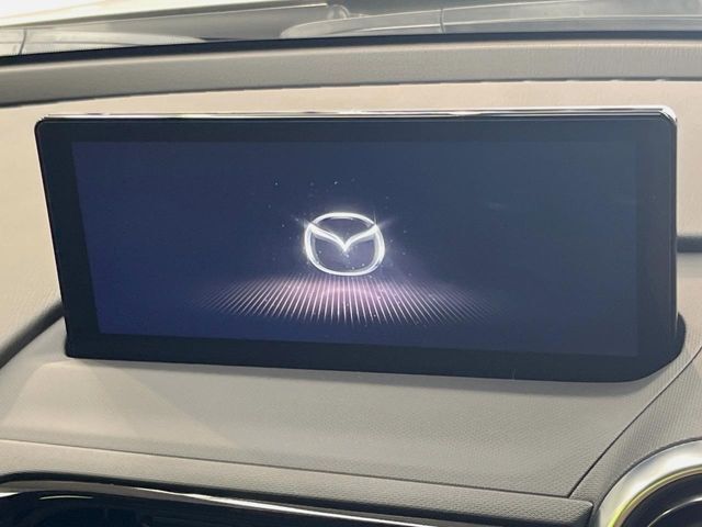 【8.8インチマツダコネクト】車内の雰囲気にマッチした大型のディスプレイ。スマホ接続でのナビ使用やBluetooth再生等、様々な機能が楽しめます。直感的なダイヤル操作が可能で、使い勝手も良好です。