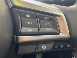【マツダ・レーダークルーズコントロール】高速道路での長距離走行が楽に！自動で速度を保つクルーズコントロールが、衝突軽減システムと連携し、前方の車両を感知して車間を保つように速度調節してくれます！！