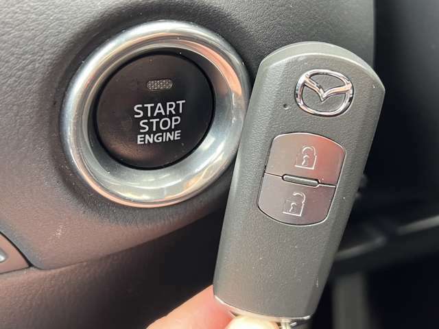 【スマートキー＆プッシュスタート】カバンやポケットに入れたままでもドアの施錠・解錠が可能なスマートキーを装備。エンジンのオン・オフ時もカギを取り出す必要が無く、ボタンをプッシュするだけでOK。