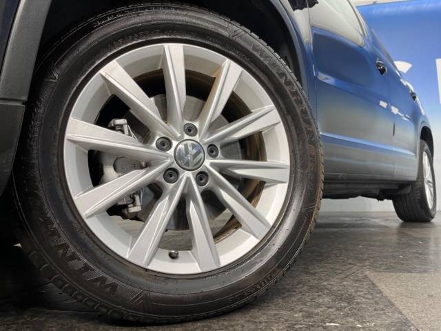 ●純正アルミホイール：輸入車ならではの卓越した走りを支えるホイールと足回りです！日本車の走りに慣れている方にもぜひ体感して頂きたいほど、高いレベルでまとまっています！