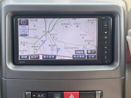 【純正ナビ】人気の純正ナビを装備しております。ナビの使いやすさはもちろん、オーディオ機能も充実！キャンプや旅行はもちろん、通勤や買い物など普段のドライブも楽しくなるはず♪
