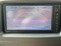 【バックカメラ】駐車時に後方がリアルタイム映像で確認できます。大型商業施設や立体駐車場での駐車時や、夜間のバック時に大活躍！運転スキルに関わらず、今や必須となった装備のひとつです！