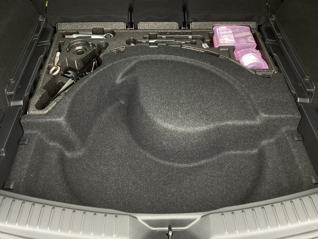 荷物などで両手が塞がっている状態でも、足の動きを感知してスムーズにリアゲートの開閉ができる、ハンズフリー機能付きパワーリフトゲートを装備しています。