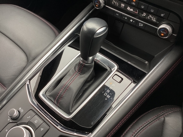 アクセルペダルを踏み込む量や速さに応じて変速パターンを制御し、人馬一体の運転感覚を発揮してくれる6速オートマ！