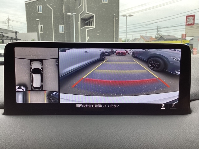 狭い場所での駐車やすれ違いなどでより的確な運転操作に役立つ360°ビューモニターが装備されています。