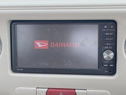 【純正ナビ】人気の純正ナビを装備しております。ナビの使いやすさはもちろん、オーディオ機能も充実！キャンプや旅行はもちろん、通勤や買い物など普段のドライブも楽しくなるはず♪