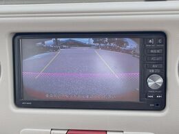 【バックカメラ】駐車時に後方がリアルタイム映像で確認できます。大型商業施設や立体駐車場での駐車時や、夜間のバック時に大活躍！運転スキルに関わらず、今や必須となった装備のひとつです！