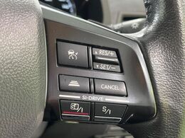 【全車速追従機能付クルーズコントロール】高速道路での長距離走行が楽に！！自動で速度を保つクルーズコントロールが、衝突軽減システムと連携し、前方の車両を感知して車間を保つように速度調節してくれます！！