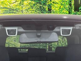 【アイサイトVer2】前方の車両等を検知し、衝突しそうな時は警報で注意を促し、ブレーキを踏む力をサポート。ブレーキを踏めなかった場合は衝突被害軽減ブレーキが作動、衝突回避をサポートします。