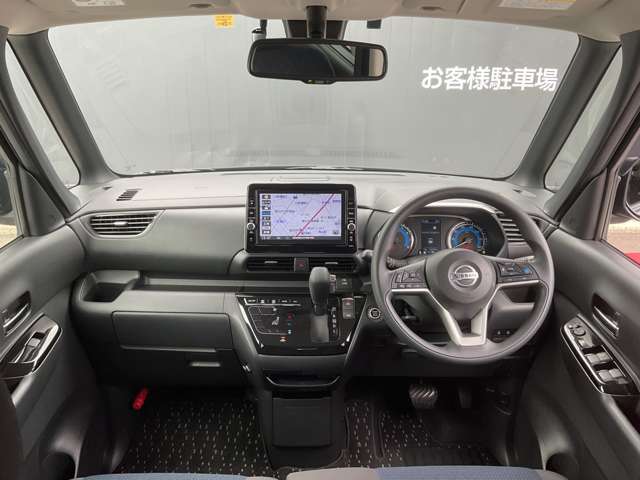 前席内装の全体像です。是非実車をご覧になってください☆