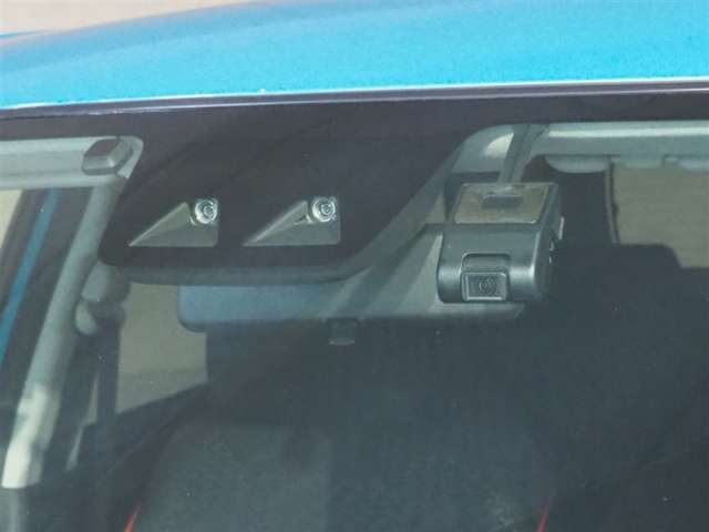 万が一のトラブルのときにも役に立つドライブレコーダーを装備しています。側面衝突や幅寄せ・割り込み対策に！