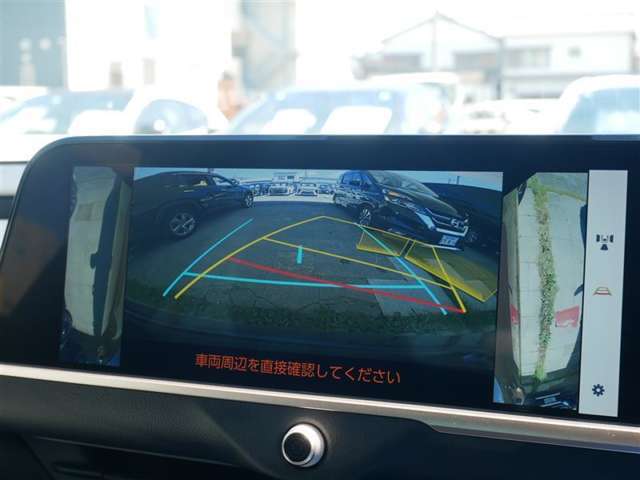 バックモニター(黄色いガイドラインのお陰で、駐車がしやすいです。左右のアングル付きです)
