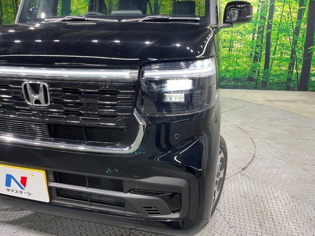 【LEDヘッドライト】悪天候や夜間走行時も良好な視界を確保し安心して運転できる高輝度LEDヘッドライトを装備！点灯速度が早く、消費電力も抑えられています。
