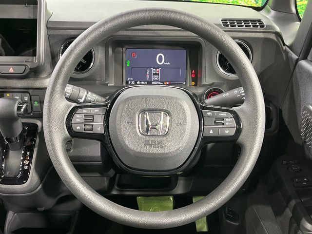 インテリアに合わせたデザインのステアリングは、運転される方のことも考え、運転しやすい形状、大きさです。是非一度、実際に触ってお確かめください。