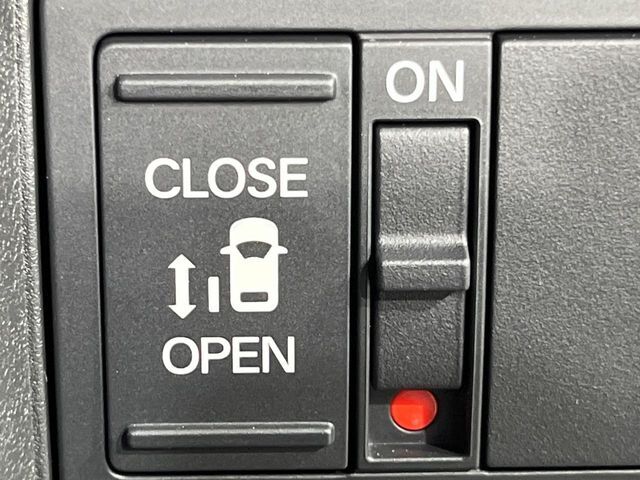 【パワースライドドア】スマートキーや運転席のスイッチでスライドドアの開閉が可能♪電動だから力を入れてドアを開ける必要が無く、小さいお子様でも、重い荷物を持っている時もラクに開け閉めできます♪