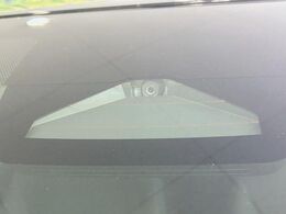 【トヨタセーフティセンス】走行中に前方の車両等を認識し、衝突しそうな時は警報とブレーキで衝突回避と被害軽減をアシスト。より安全にドライブをお楽しみいただけます。