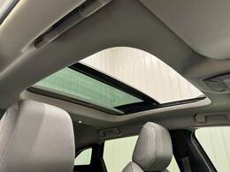 開放感のある人気アイテムの【サンルーフ】搭載。