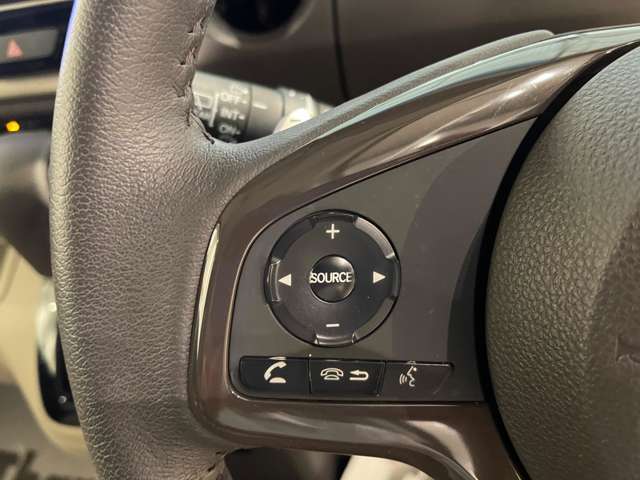 運転中にも操作が可能なステアリングリモコンついてます