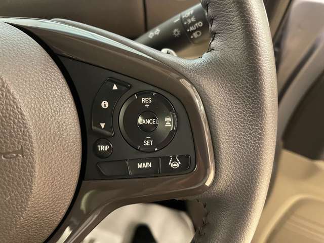 アダティプクルーズコントロールと車線維持システムもついております。
