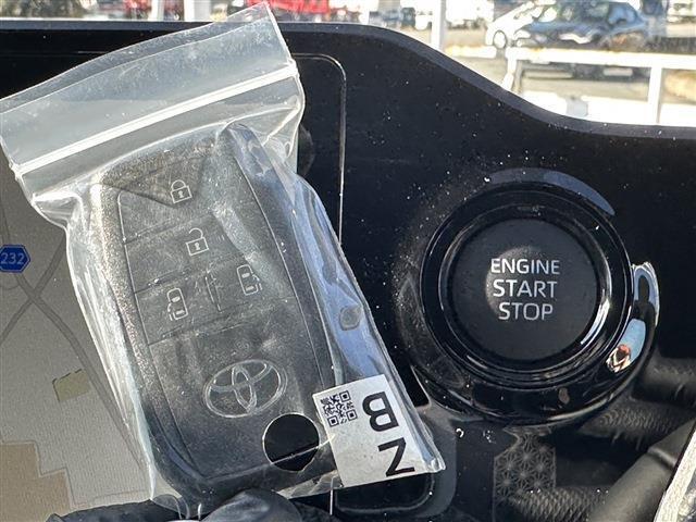 【プッシュスタート＆スマートキー】カバンやポケットに入れたままでもドアの施錠・解錠が可能なスマートキーを装備！エンジンのオン・オフ時も鍵を取り出す必要がないのでとっても便利です♪