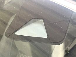 【プリクラッシュセーフティ】前方の車両等を検知し、衝突しそうな時は警報で注意を促し、ブレーキを踏む力をサポート。ブレーキを踏めなかった場合は衝突被害軽減ブレーキが作動、衝突回避をサポートします。