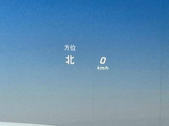 ●ヘッドアップディスプレイ：現在の速度や走行情報をデジタル表示で運転席前方のガラスに投影！運転中、視線をずらさず必要な情報を確認できるのでとっても便利で安心！