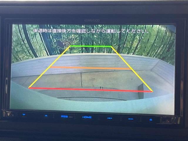 【バックカメラ】駐車時に後方がリアルタイム映像で確認できます。大型商業施設や立体駐車場での駐車時や、夜間のバック時に大活躍！運転スキルに関わらず、今や必須となった装備のひとつです！