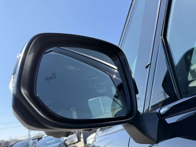 ブラインドスポットモニター付きなので隣車線の後続車接近時に光お知らせしてくれます。