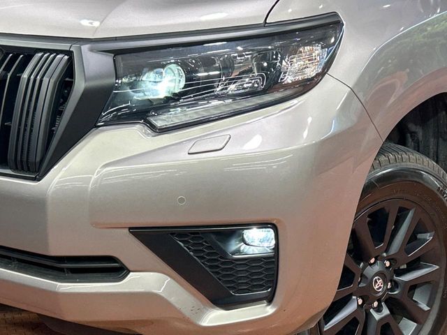 【LEDヘッドライト】悪天候や夜間走行時も良好な視界を確保し安心して運転できる高輝度LEDヘッドライトを装備！点灯速度が早く、消費電力も抑えられています。