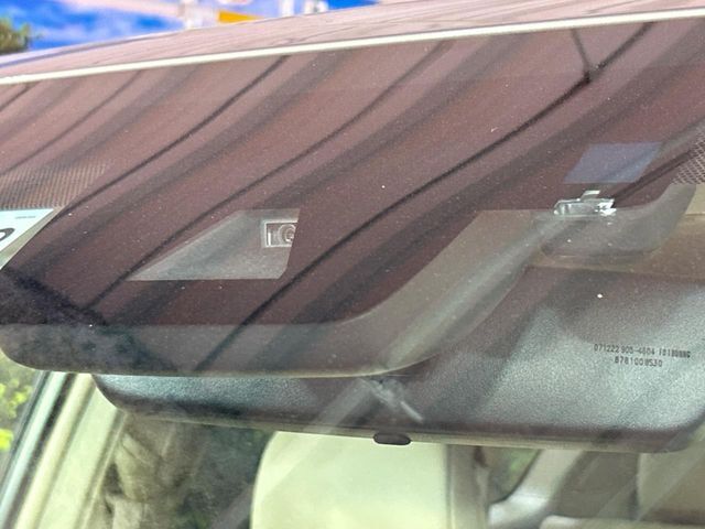 【トヨタセーフティセンス】走行中に前方の車両等を認識し、衝突しそうな時は警報とブレーキで衝突回避と被害軽減をアシスト。より安全にドライブをお楽しみいただけます。