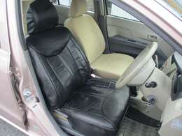 運転席レザー風シートカバー付き