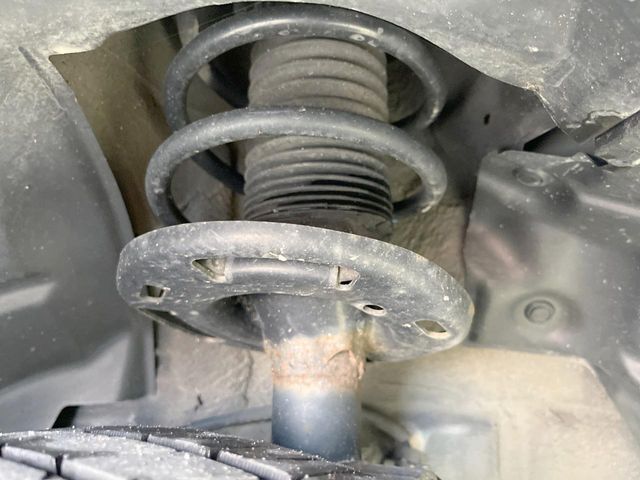 お車を安心してお乗りいただく為には、足回りの定期点検が欠かせません。サービスサポート（有償保証）では無料点検もご提供しており、安心のカーライフをお過ごしいただけるサポート体制が整っています。