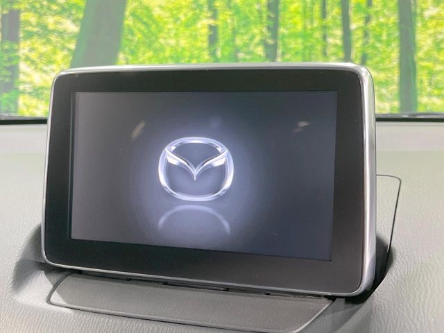 【マツダコネクトナビ】車内の雰囲気にマッチした一体型タイプのナビ。各種車輌設定やBluetooth再生等、様々な機能が楽しめます。直感的なダイヤル操作が可能で、使い勝手も良好です。