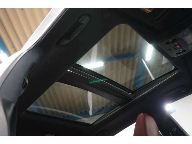 【サンルーフ】天窓を装備した屋根のこと。メーカーによって名称が異なり、サイズ感や開閉可能などが違い、主に換気や外の明かりを取り入れる役割をしています。高級車に装備されていることが多いオプションです。