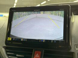 【バックカメラ】駐車時に後方がリアルタイム映像で確認できます。大型商業施設や立体駐車場での駐車時や、夜間のバック時に大活躍！運転スキルに関わらず、今や必須となった装備のひとつです！