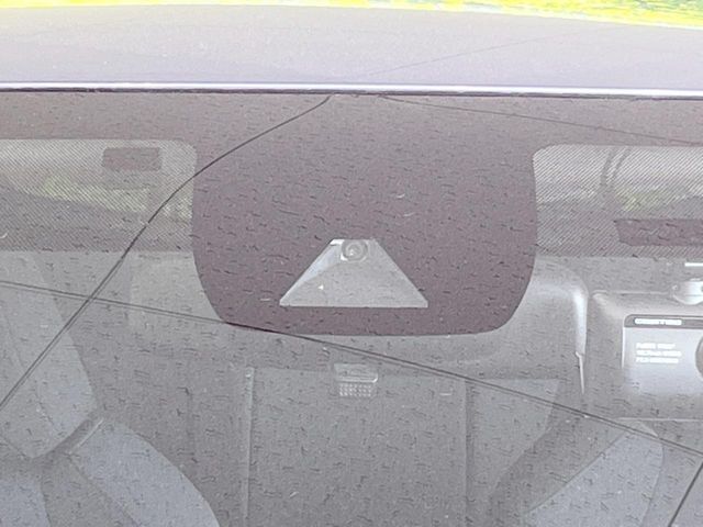 【トヨタセーフティセンス】走行中に前方の車両等を認識し、衝突しそうな時は警報とブレーキで衝突回避と被害軽減をアシスト。より安全にドライブをお楽しみいただけます。