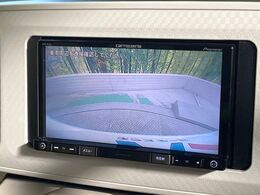 【バックカメラ】駐車時に後方がリアルタイム映像で確認できます。大型商業施設や立体駐車場での駐車時や、夜間のバック時に大活躍！運転スキルに関わらず、今や必須となった装備のひとつです！
