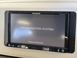 【メーカー純正ナビ】インテリアに溶け込むスタイリッシュな「専用設計」メーカーナビを装備♪視認性や操作性など基本性能にも優れ、より上質なカーライフをお楽しみいただけます。