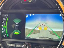 ●ガイドライン付きバックカメラ：不安な駐車もこれで安心！ガイドライン付きなので狭い箇所での駐車もラクラクです！