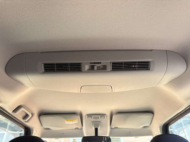 後席も快適☆リヤシーリングファンです！後席に風を送り、空気を循環させてくれる機能です。