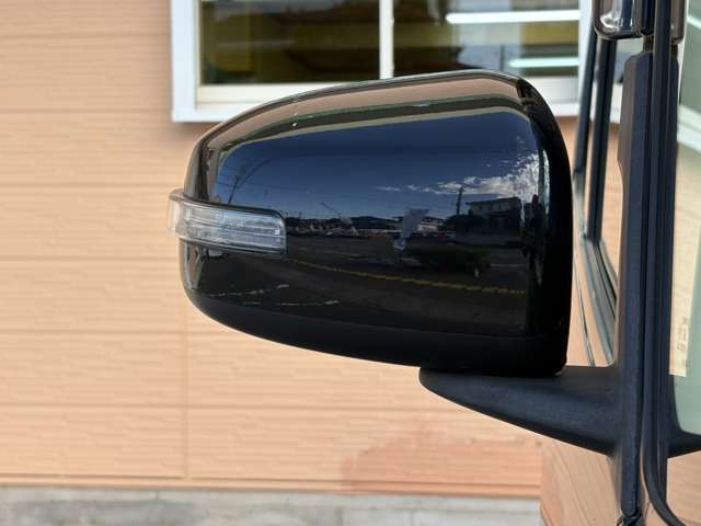 上級グレードの車に多い、ウィンカーミラー付き♪見た目はもちろん、第三者からの視認性も良く、嬉しい装備です♪