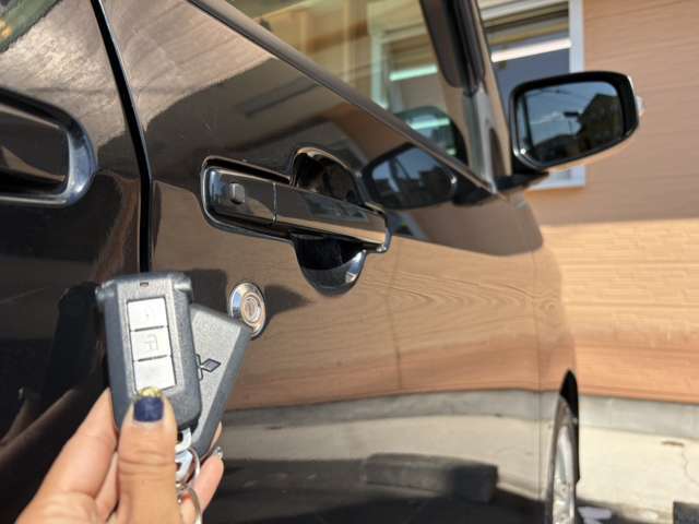 両手が荷物で塞がってても鍵を探す手間はなし♪バッグやポケットに鍵を入れておけばOK♪